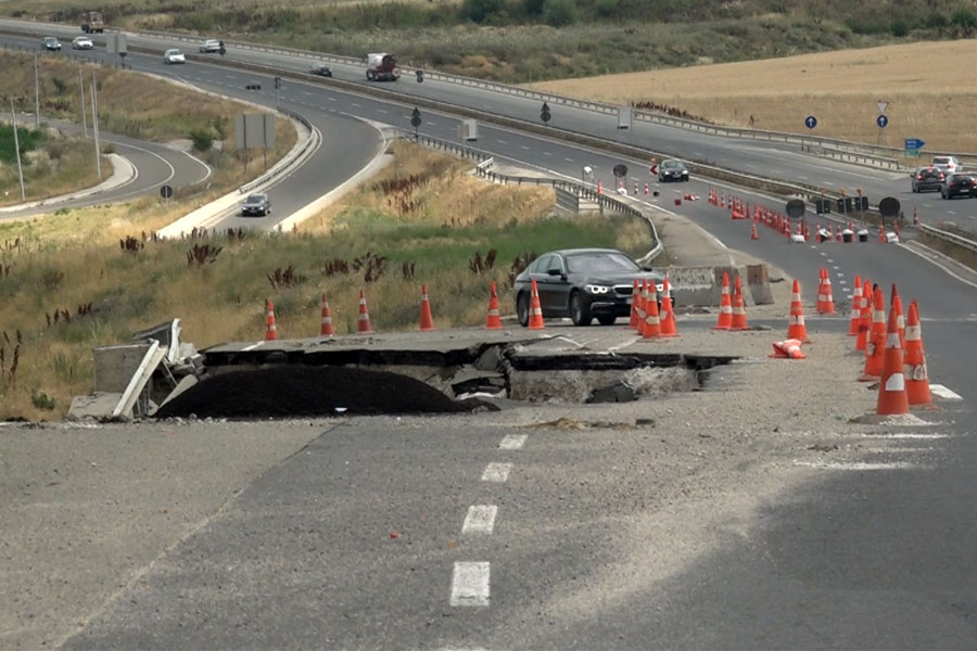 The collapsed road endangers the traffic, no attempt is made to repair it