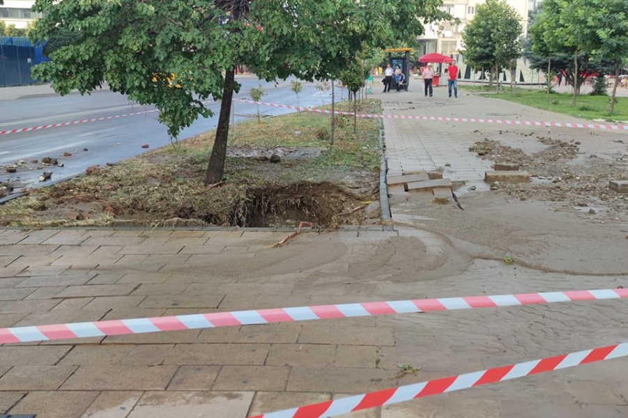 A water pipe near the “Youth Palace” has been damaged