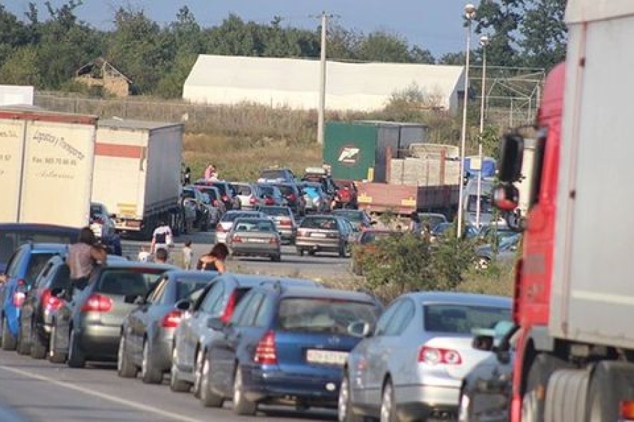 Queue up to a kilometer in Merdare, over two hours waits