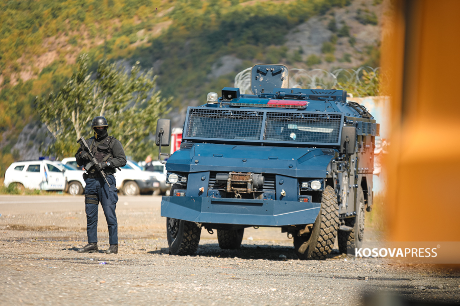 Threatening messages on vehicles in the north of Mitrovica