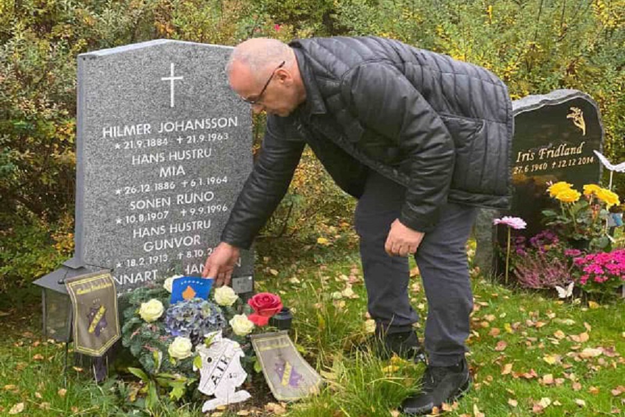 President Ademi pays homage to the grave of Lennart Johansson