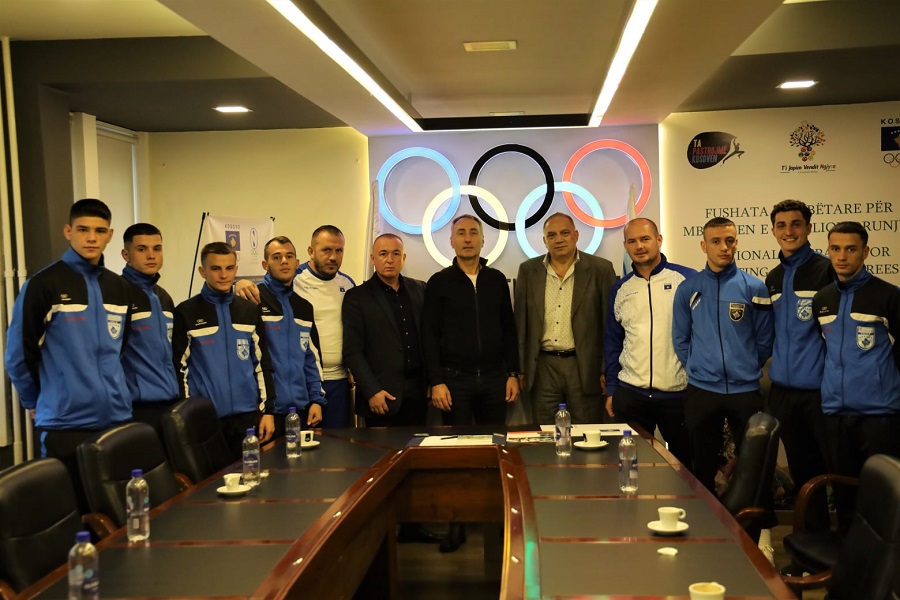 Krasniqi offers support to the Kosovar boxing team before the World Championship