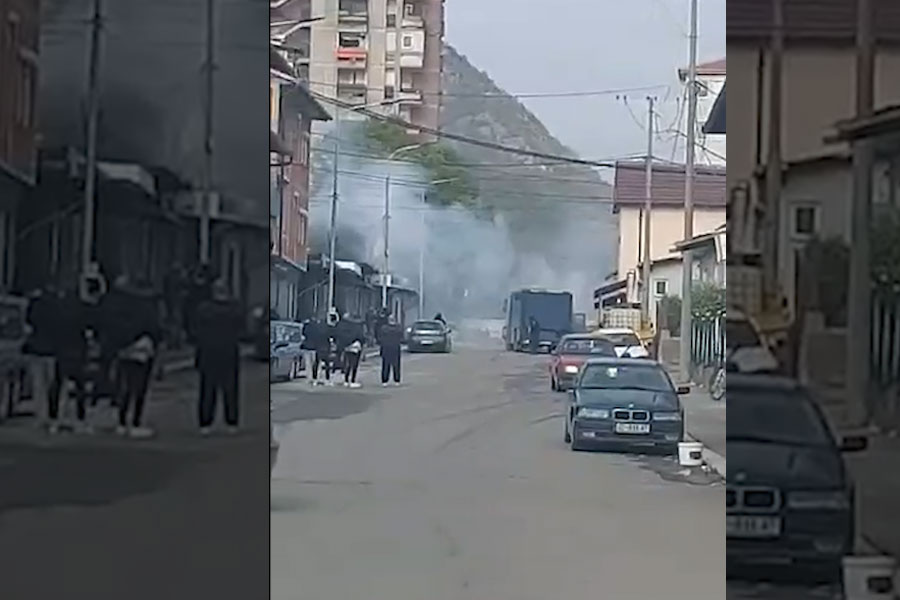 ​A police car burns down in the north of Mitrovica