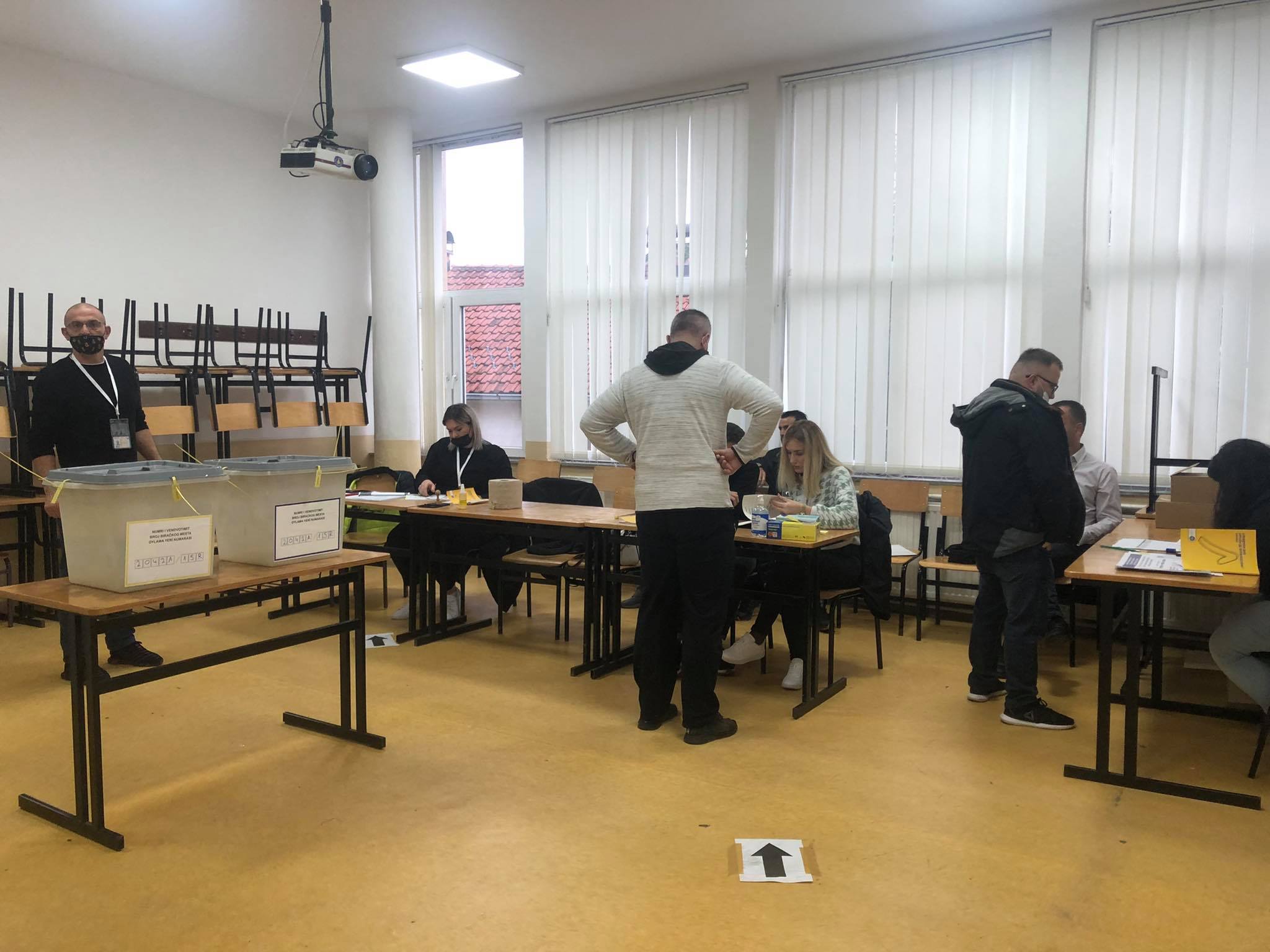 The main polling station in Prizren opens on time and without any problems