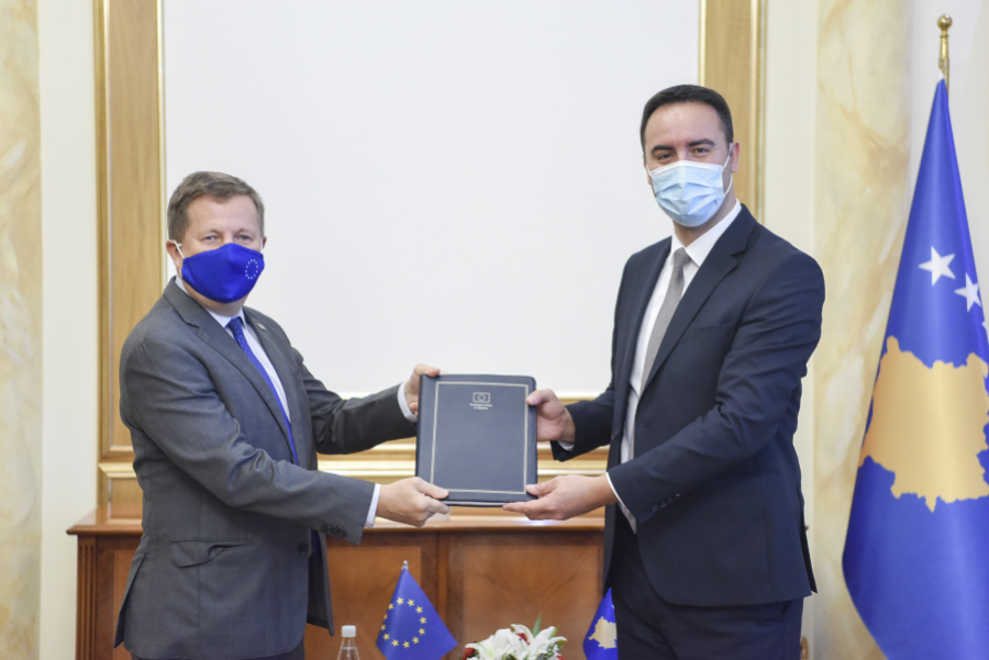 Szunyog hands over the EC report and the EU enlargement package to Konjufca