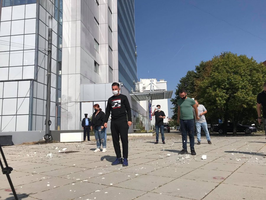 ​Gastronomes in the evening protest with sirens in front of the Government