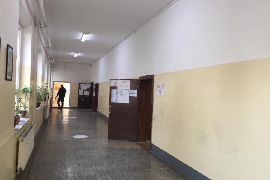 ​The largest polling station in Fushe Kosova opens on time