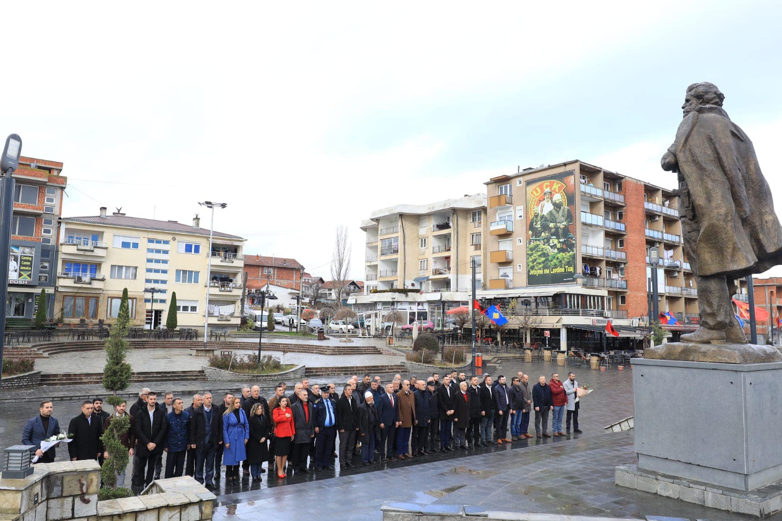 The Municipality of Skenderaj starts the celebration of the Flag Day with homages at the statue of Adem Jashari