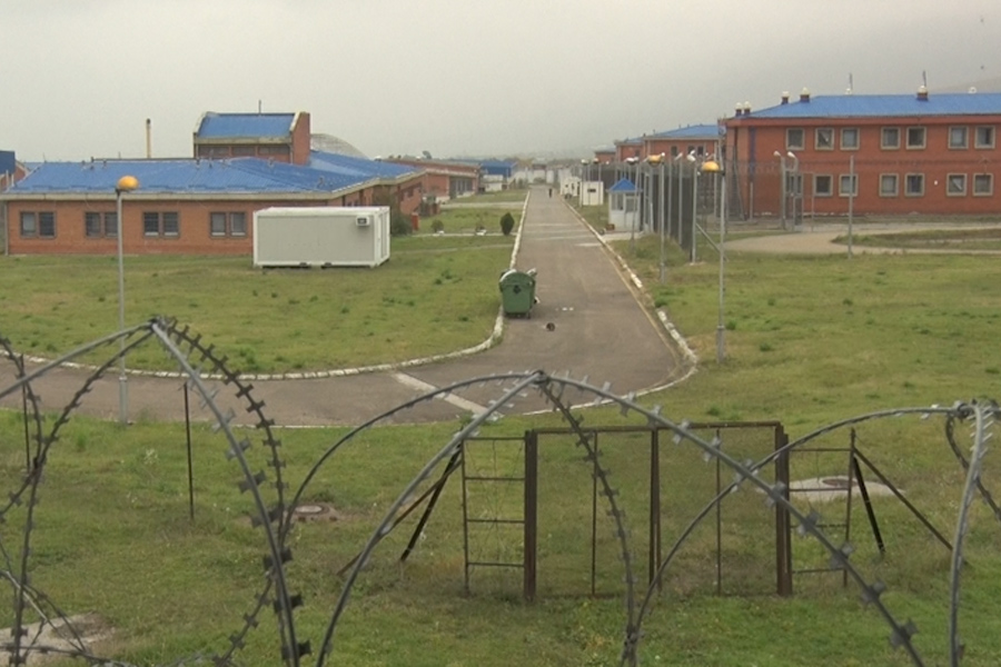 One person arrested after threatening a prison officer