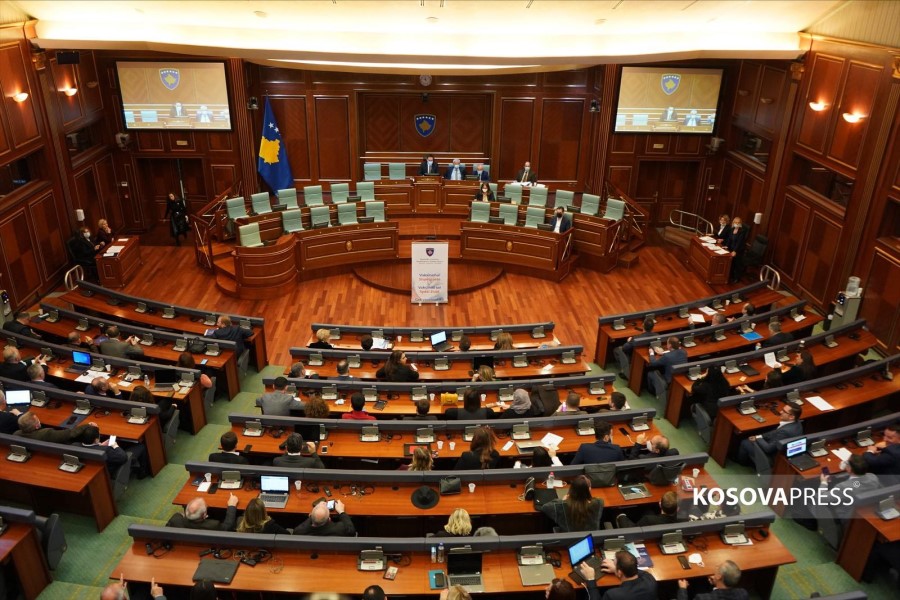 The delay in starting the plenary session causes debate in the Assembly