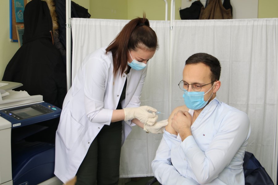 ​The mayor of Gjilan receives the third dose of the vaccine