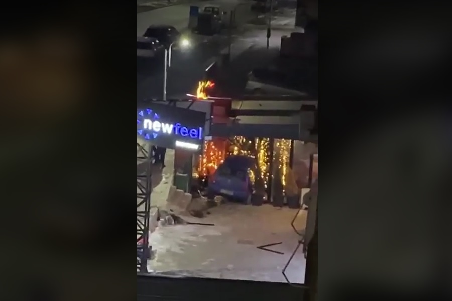 An accident in Prishtina, car crashes into a coffee bar