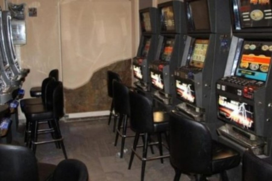 Three people arrested for gambling in a diner in Skenderaj