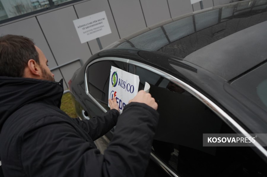 PSD places stickers on government cabinet cars: They are in the service of KEDS