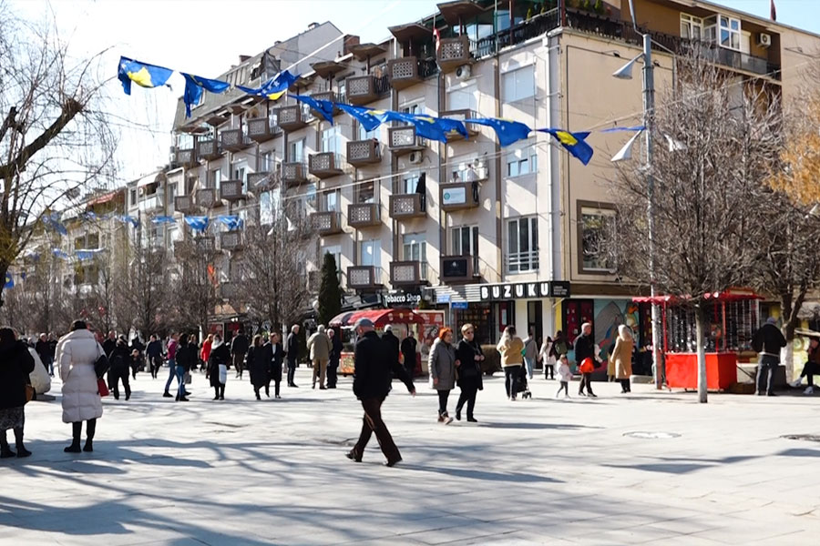 The decoration of the square for the Independence Day begins