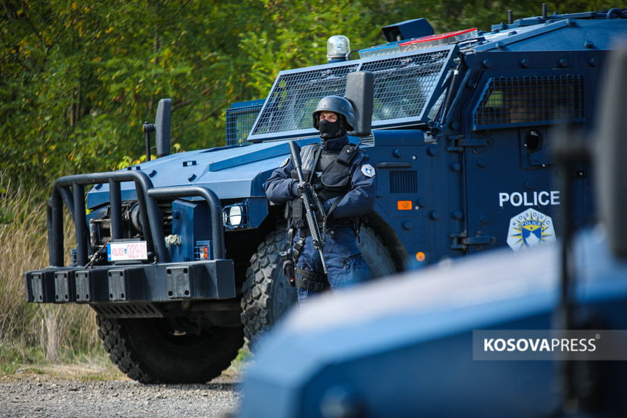 Police send logistics equipment and containers to the Bernjak border crossing