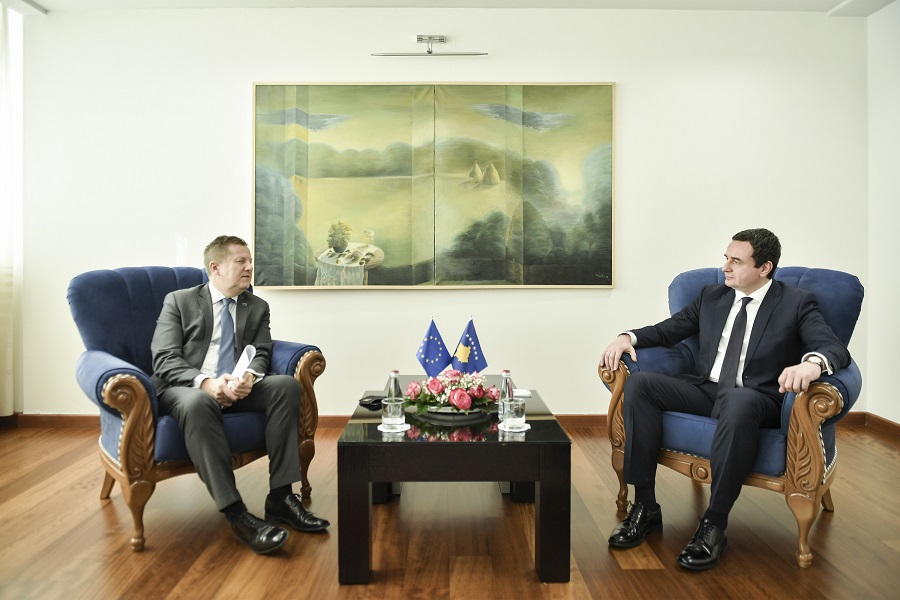 Kurti meets with Szunyog, they discuss the fight against corruption