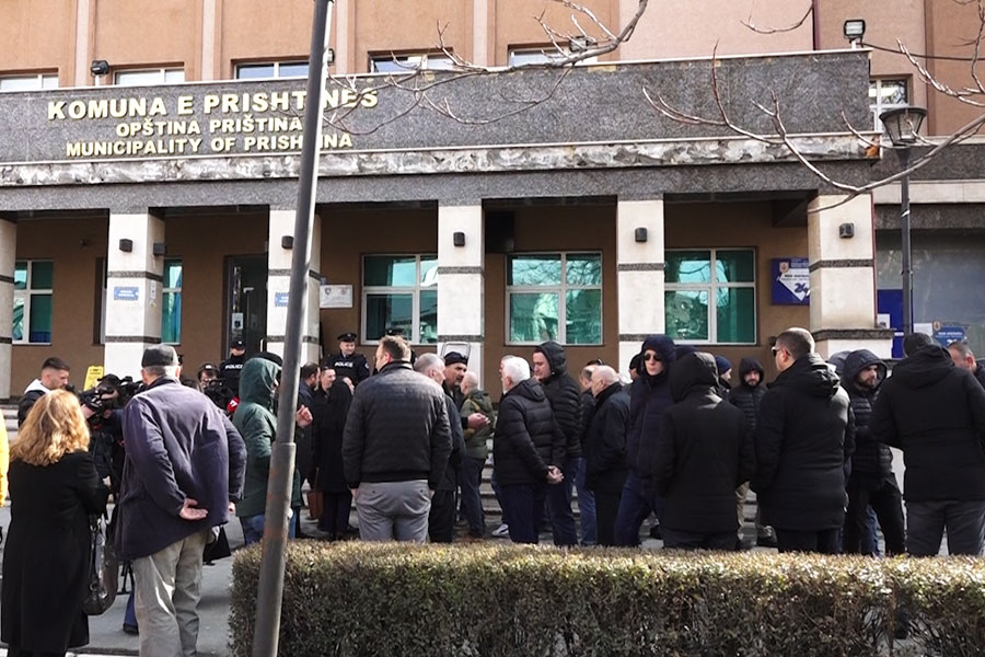 The residents of three neighborhoods protest against “Prishtina Parking”: We do not allow them to take our cars