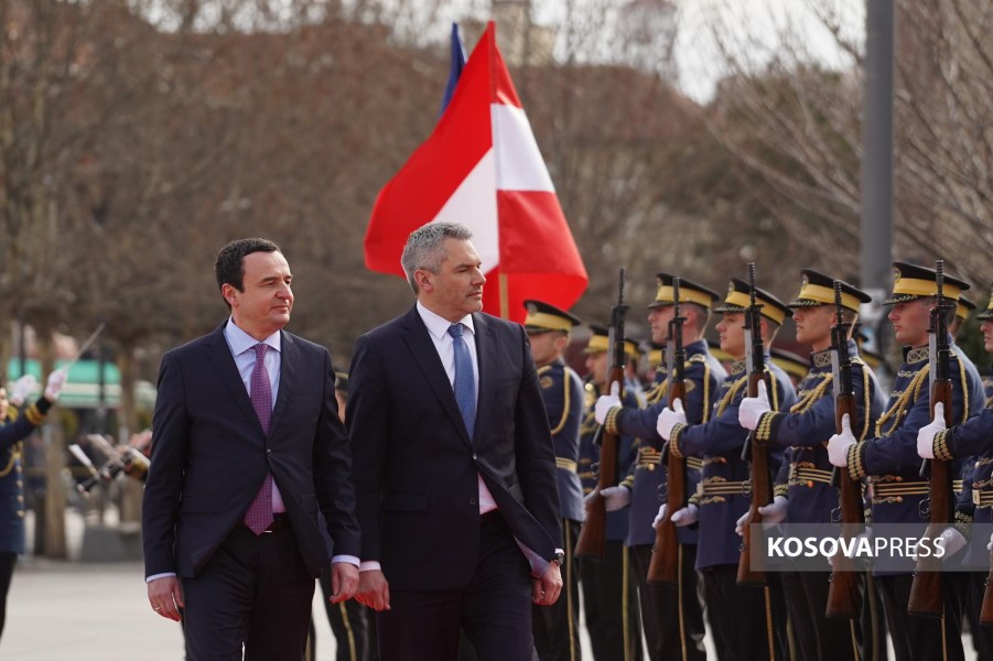 The Austrian Chancellor is received with a state ceremony in Kosovo