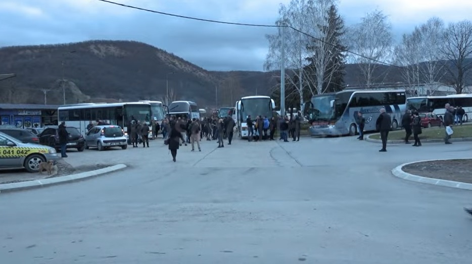 Serbs from the north travel by bus to vote in Serbia