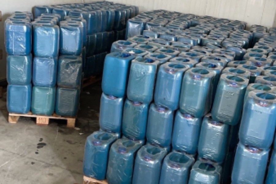 Over 8000 liters of smuggled motor oil were seized