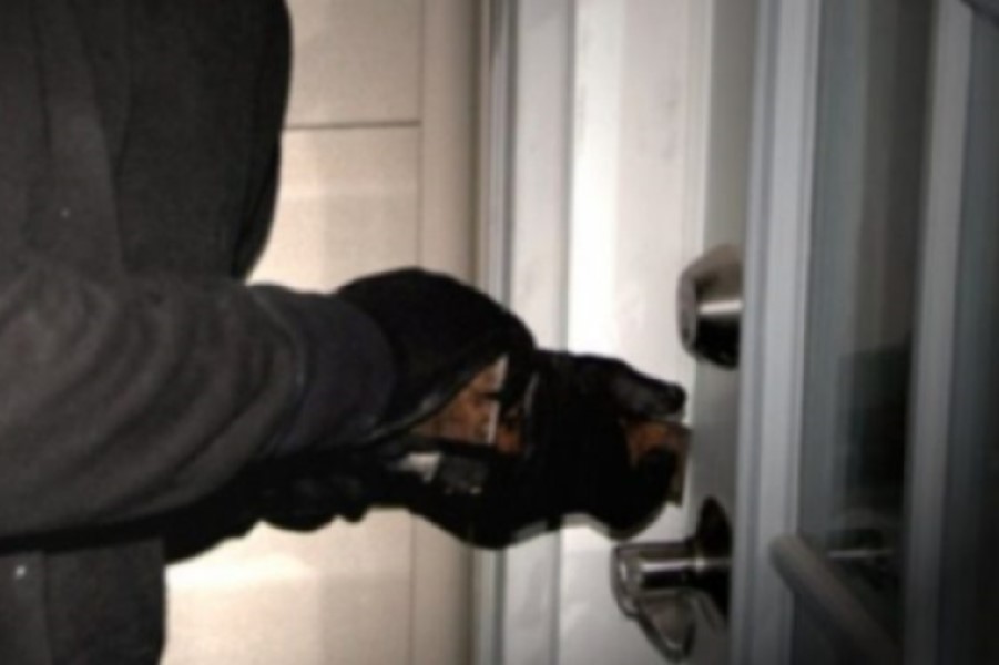 Theft in some shops in a shopping center in the capital