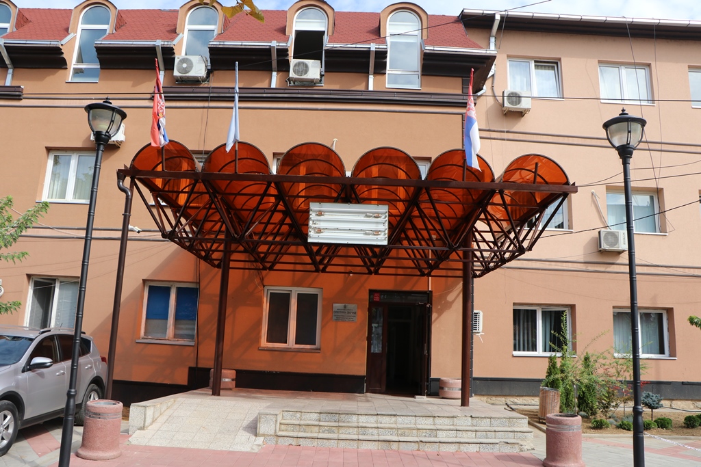 The Municipality of Zvecan still does not collect property tax, municipal staff receive salaries without going to work