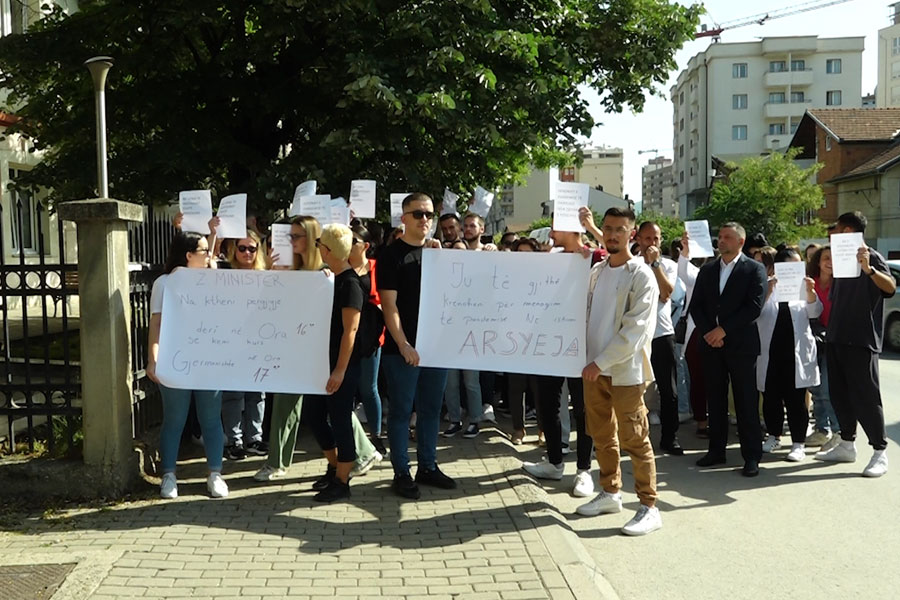 The “Heroes of the pandemic” demand their salaries and the extension of their contracts