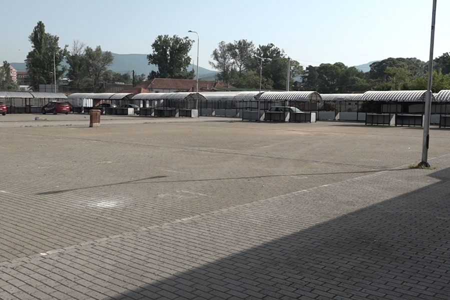 Street vendors in Mitrovica sell on sidewalks, market remains non-functional