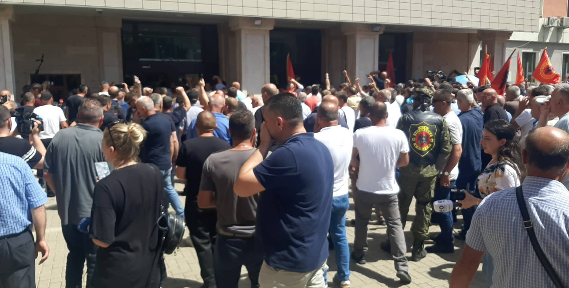 The revolted veterans stand in the courtyard of the Assembly