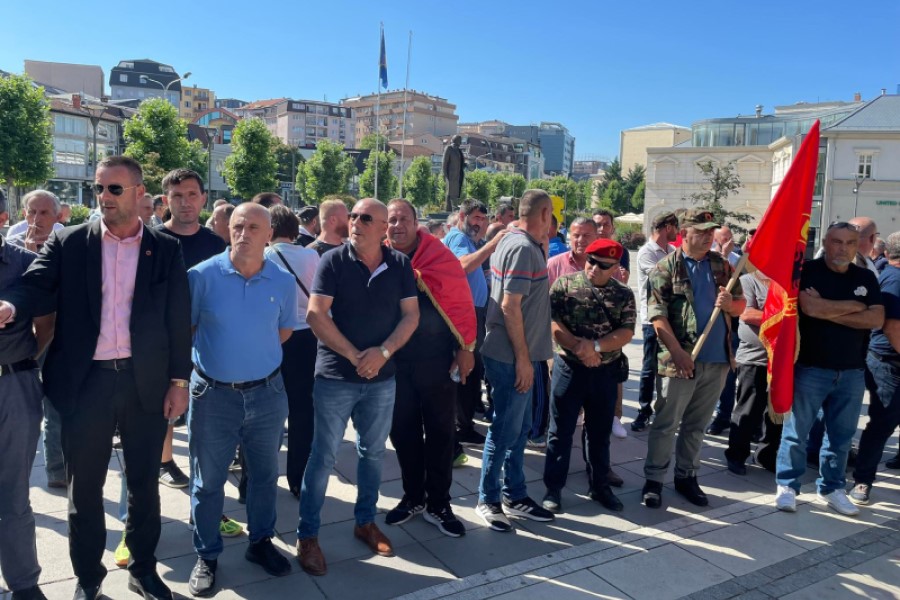 The first protesters arrive in front of the Assembly