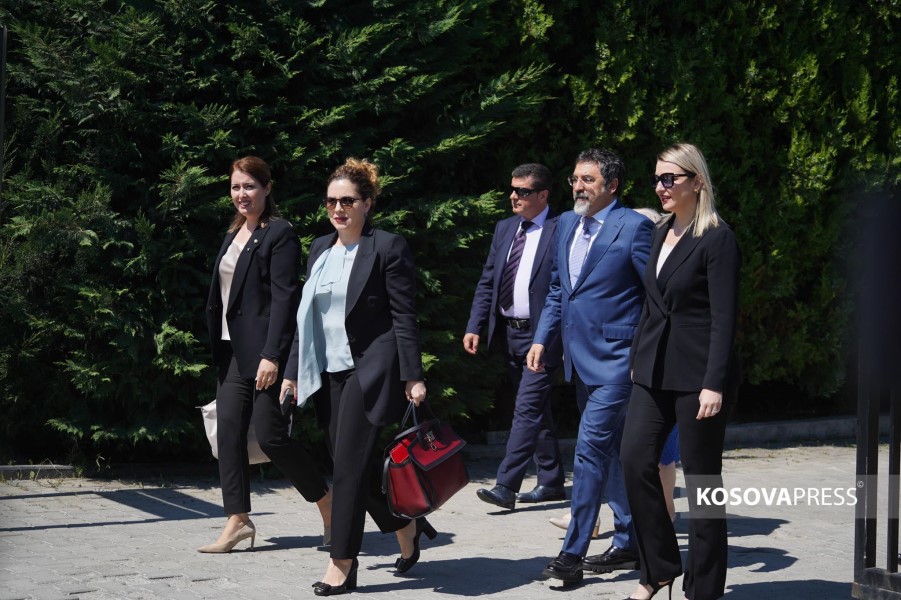 Albanian ministers arrive in Pristina