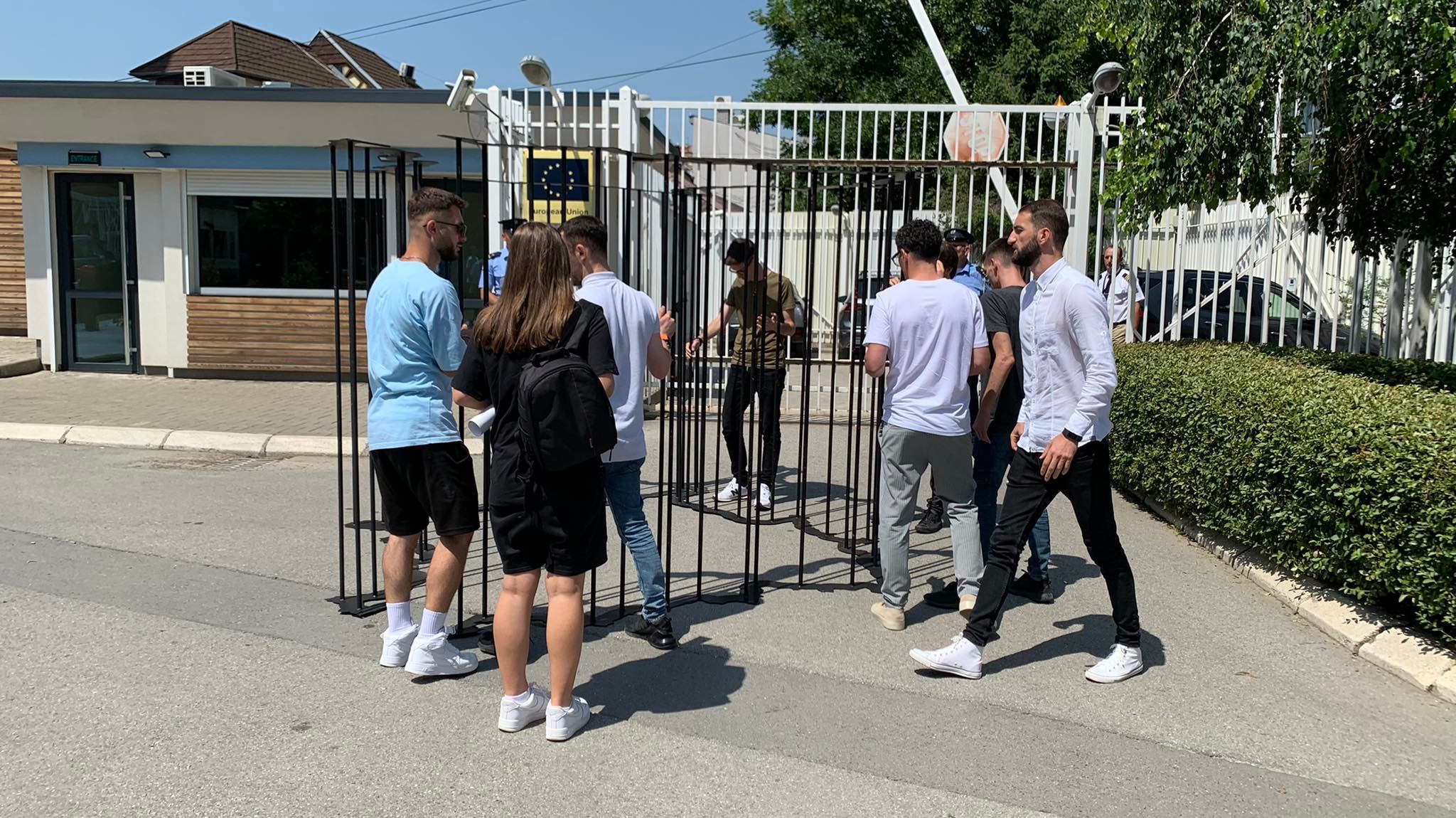 A symbolic activity called ‘Prison’ was held in front of the EU Office, to oppose the non-liberalization of visas