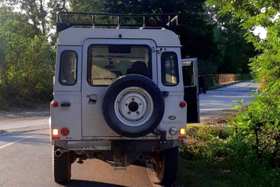 A car with Russian license plates is pulled over in Leposavic, two French citizens are taken into custody