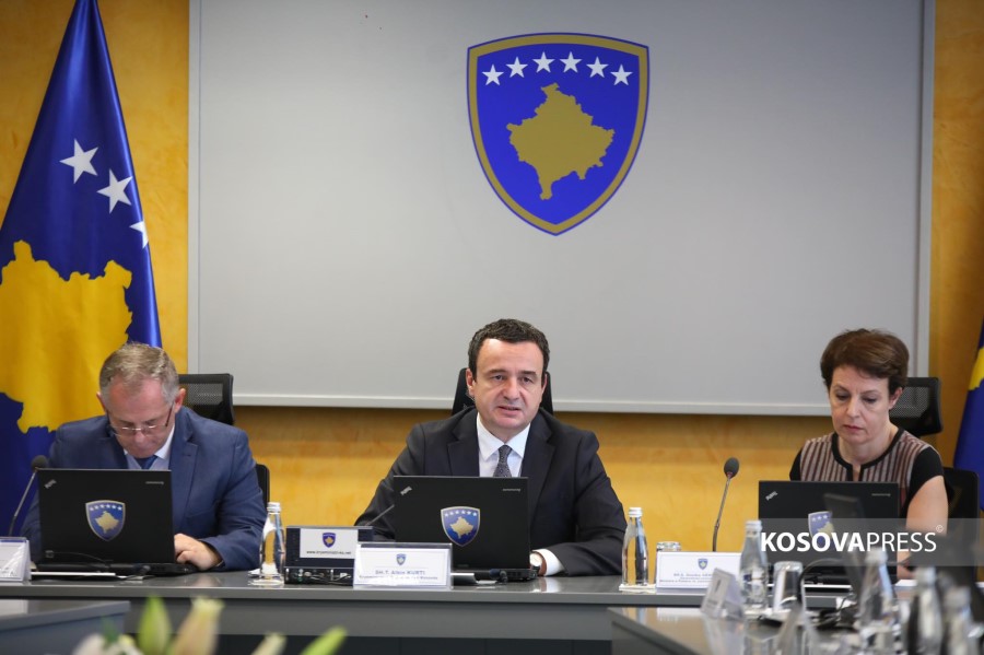 Kurti calls on Serbs to get Kosovo license plates: Barricades in the north are placed from above, not from below