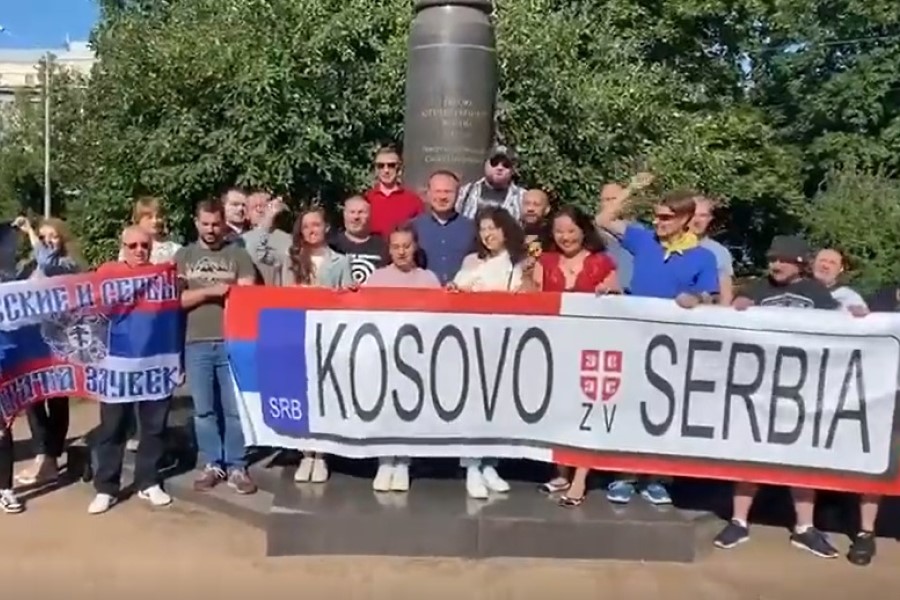 In Russia, with a banner of illegal license plates, they chant “Kosovo is the heart of Serbia” (Video)