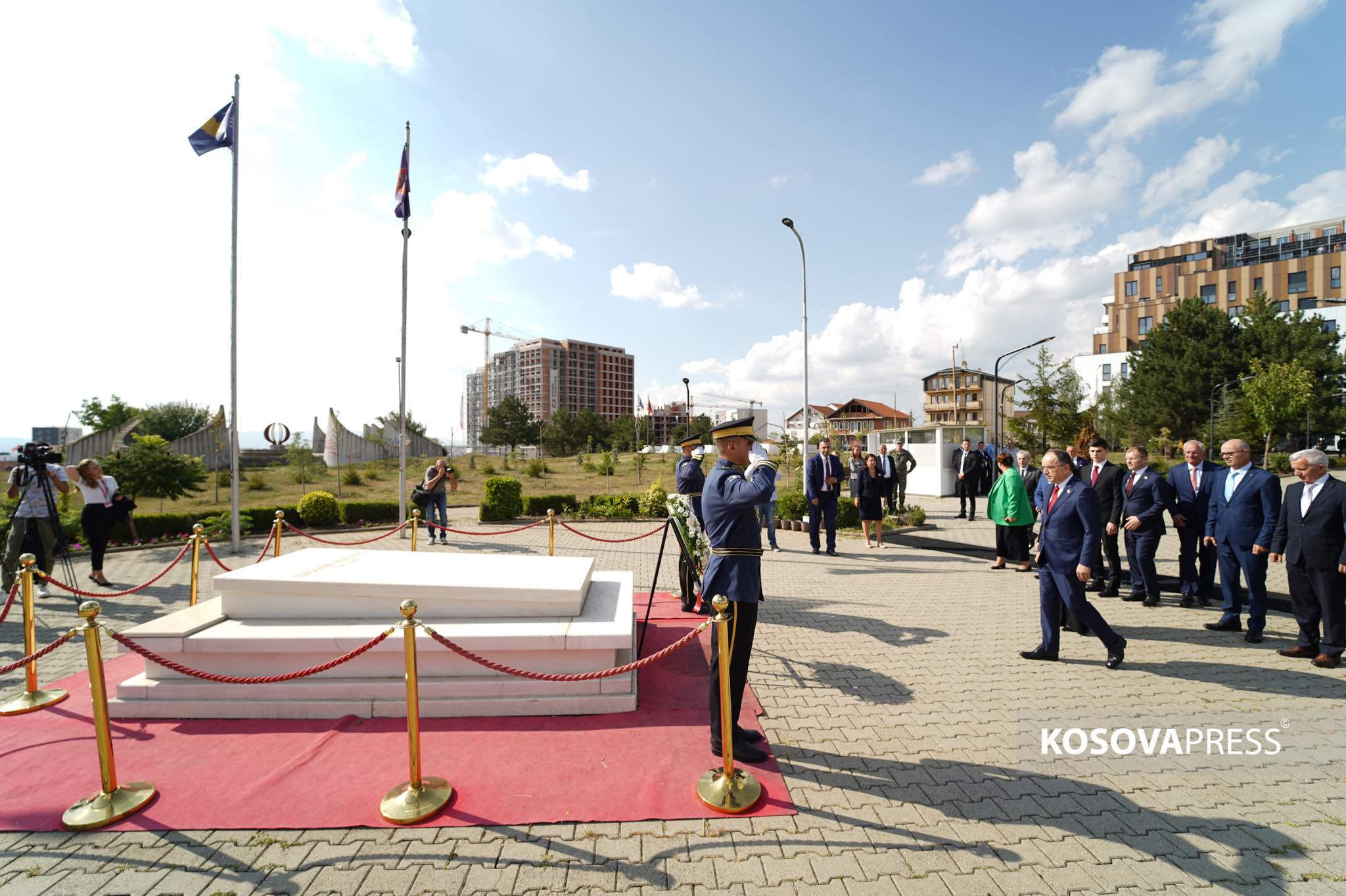 The President of Albania pays homage at the grave of former President Rugova