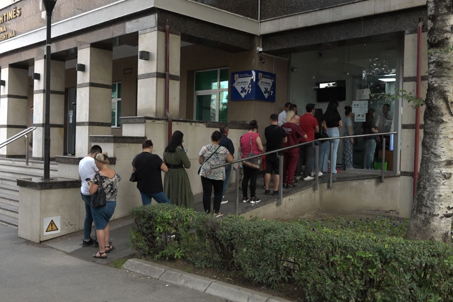 The strike causes queues in front of the municipality of Prishtina