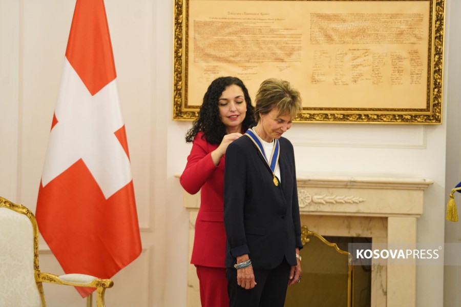 Osmani honors the former president of Switzerland with a medal