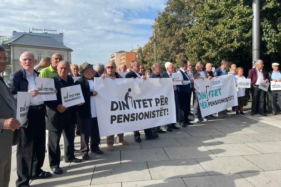 Pensioners give flowers to MPs: Make our pensions 350 euros