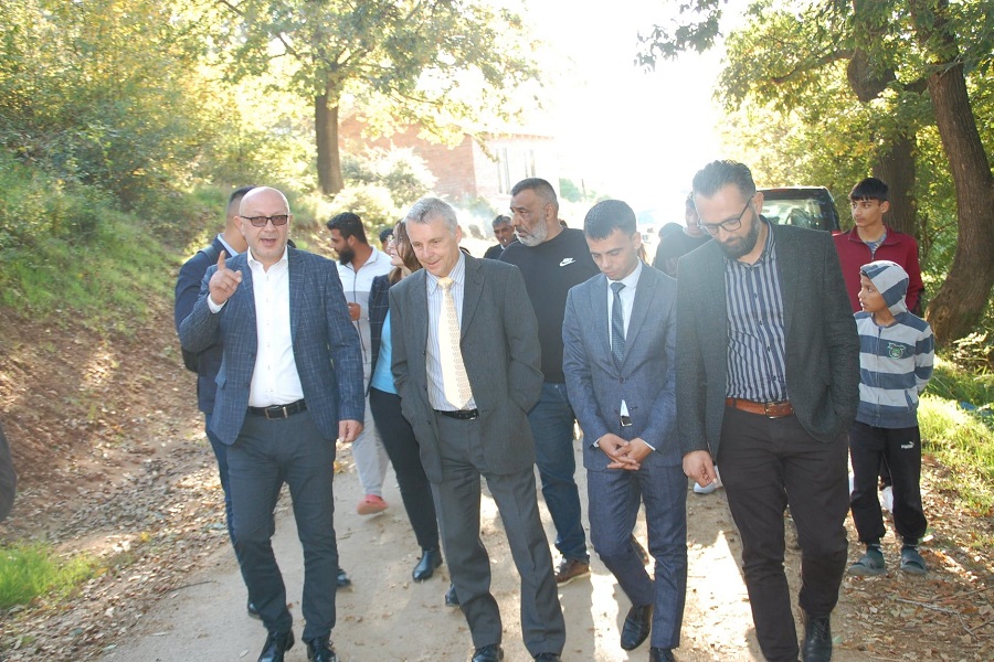 Rohde visited the Ashkali community in Gadime and Ferizaj