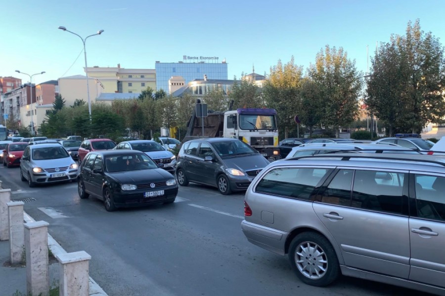 Prishtina’s central ring road becomes one-way, long columns are created