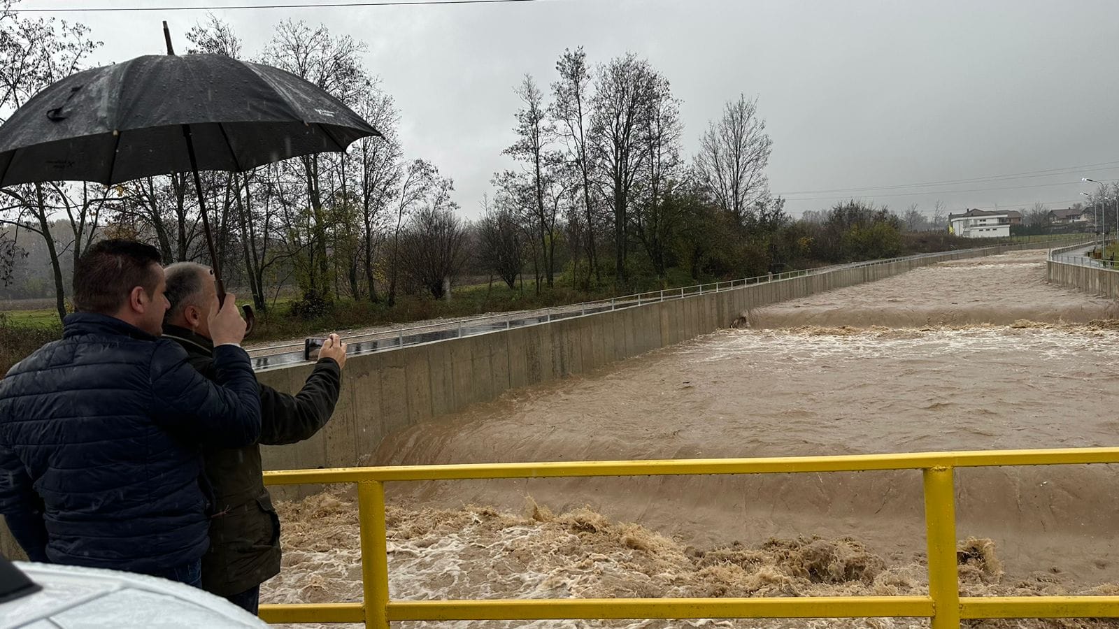 Floods in some areas of Peja, Muhaxheri says that the situation is manageable