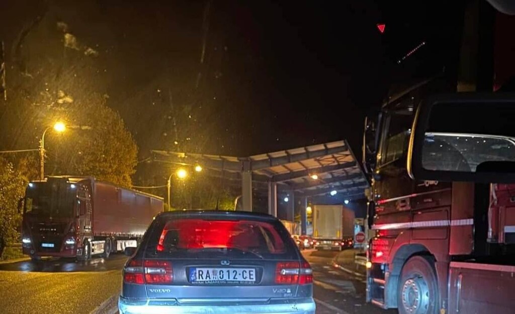 The police temporarily closes the border point in Bernjak