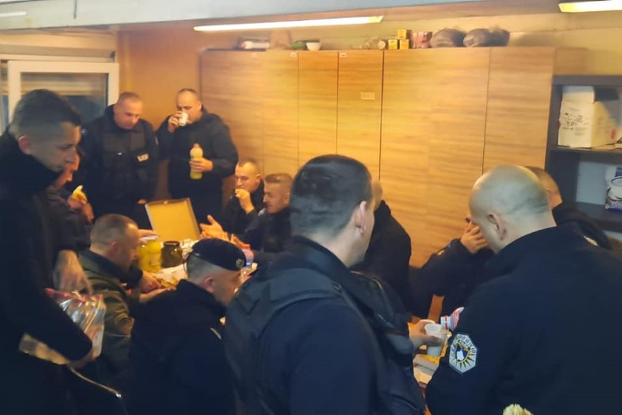 Sveçla has dinner with the policemen in Bërnjak: Citizens insistently demand the removal of the barricades