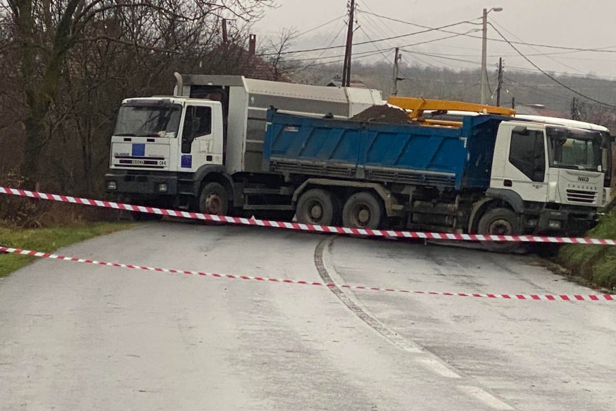 Another barricade is set up in the direction of Zveçan