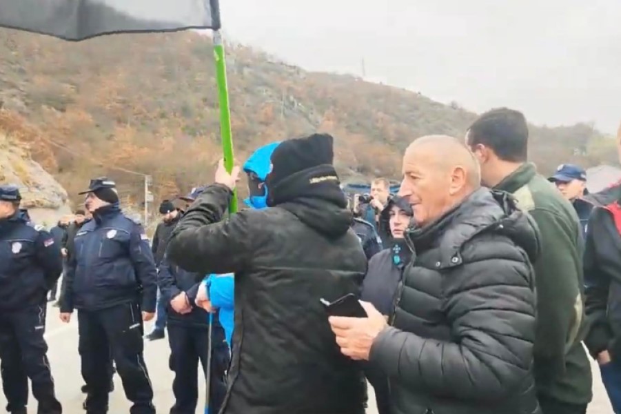 The gathering of Serbs in Jarinje is accompanied by national songs about Kosovo and the battle of Koshare