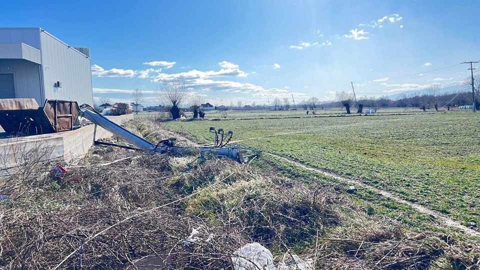 Strong winds in Istog knock down electric poles