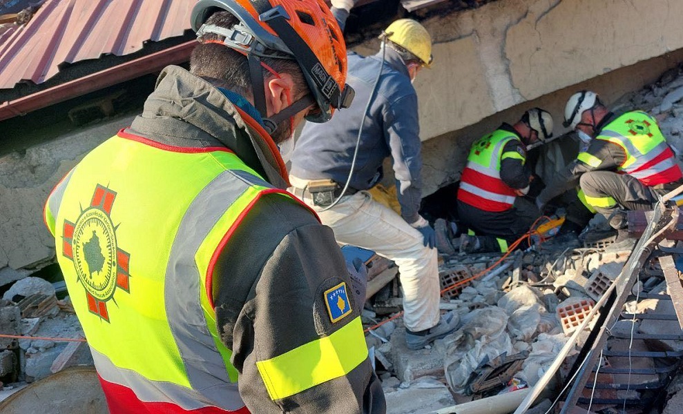 Kosovo volunteers who are providing aid in Turkey talk about the emotional moments