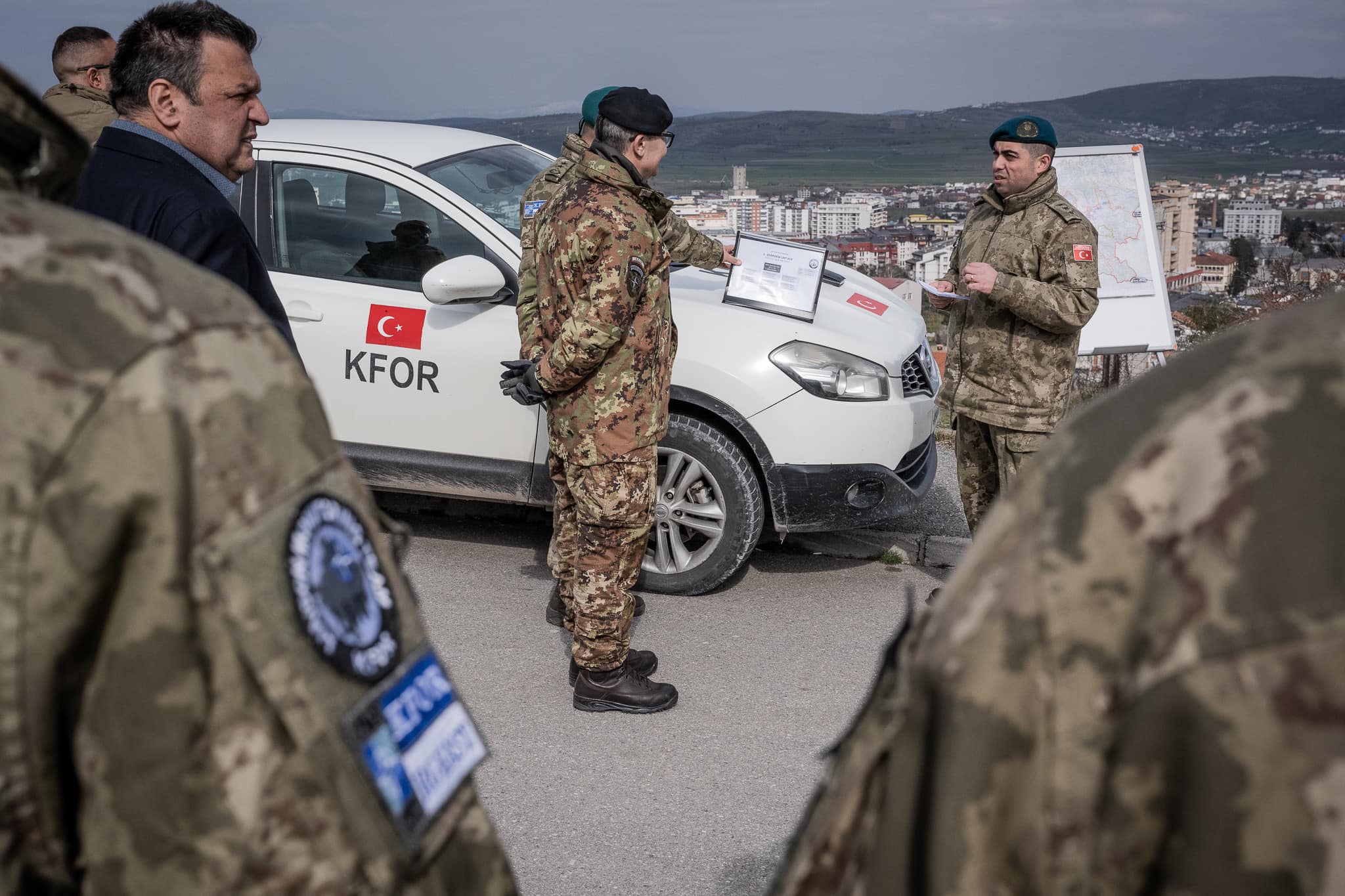 The KFOR commander visits the monitors in Gjilan